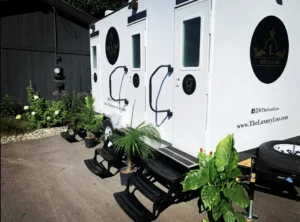 Read more about the article What’s the Best Portable Washroom for a Wedding?